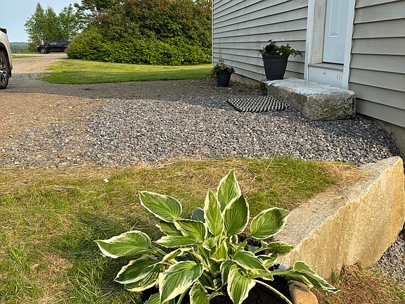 Side entryway off driveway