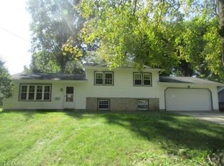 3795 Robert Frost Dr, Youngstown, OH