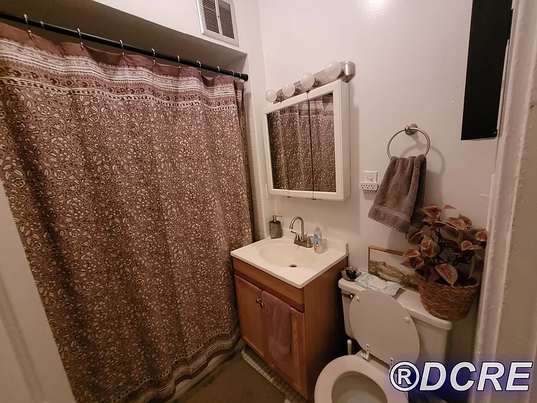 1239 W Roscoe St #1F — Photo 9