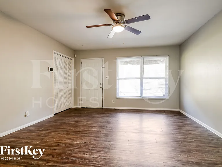3085 Piper Dr — Photo 2