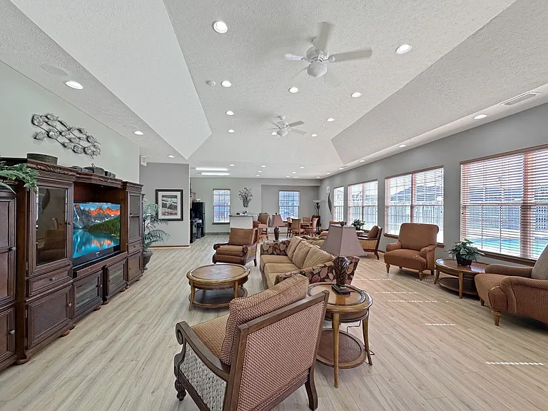 Alison Pointe Apartments — Photo 10