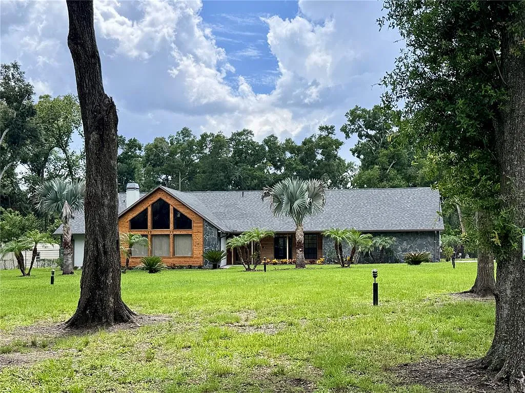 4 bed, 2.0 bath, 3113 sqft, $4,400 — Photo 2