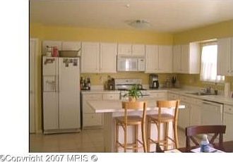 Bright & Sunny Kitchen