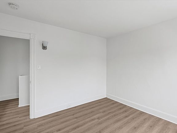5th image of 206 N Broadway Unit B