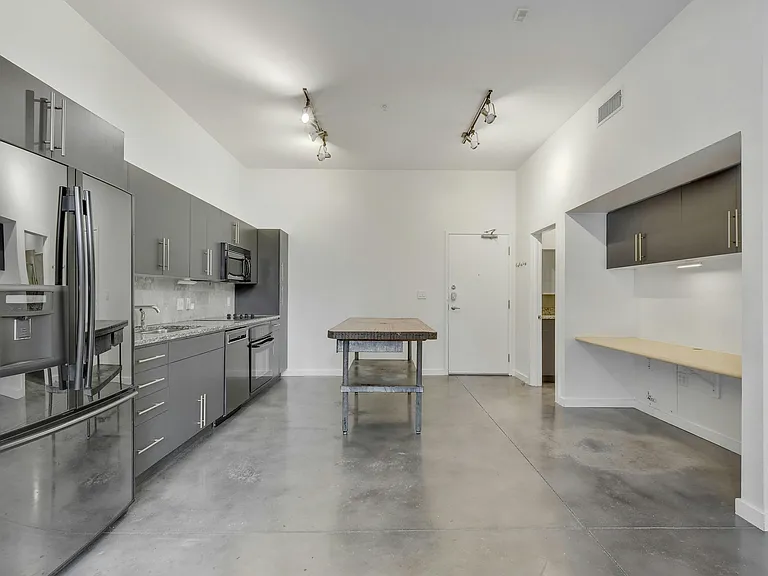 2124 E 6th St #202 — Photo 9