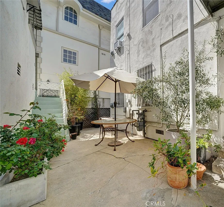 1 bed, 1.0 bath, 800 sqft, $3,300 — Photo 2