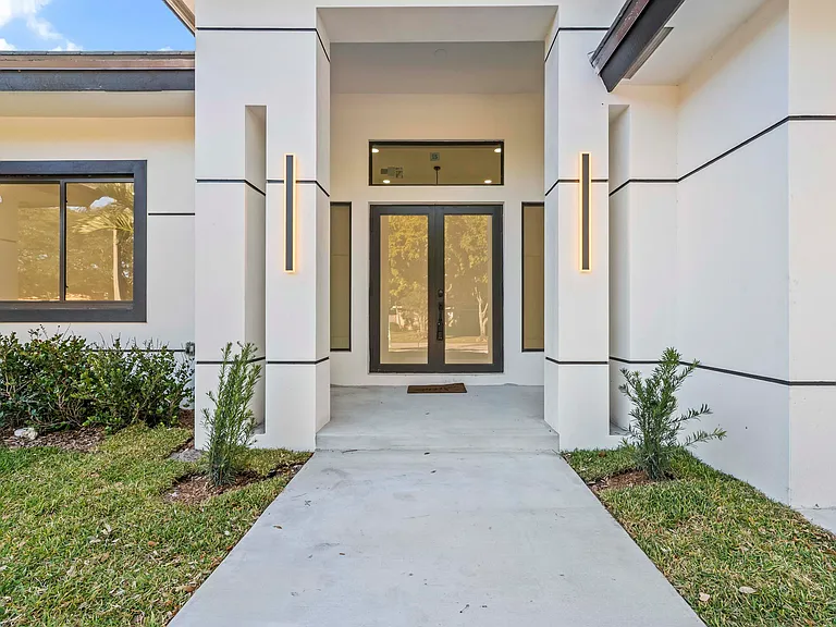 621 NW 42nd Ave — Photo 4