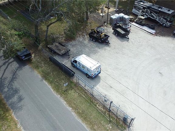 3rd image of 104 Earls Ln