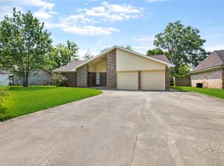 315 S Yaupon St, Lake Jackson, TX 77566