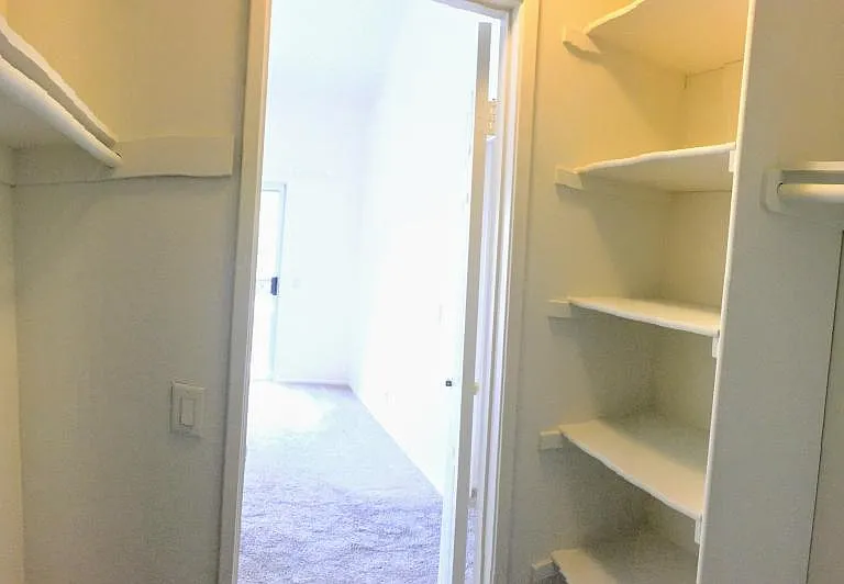 Walk-in closet in MB