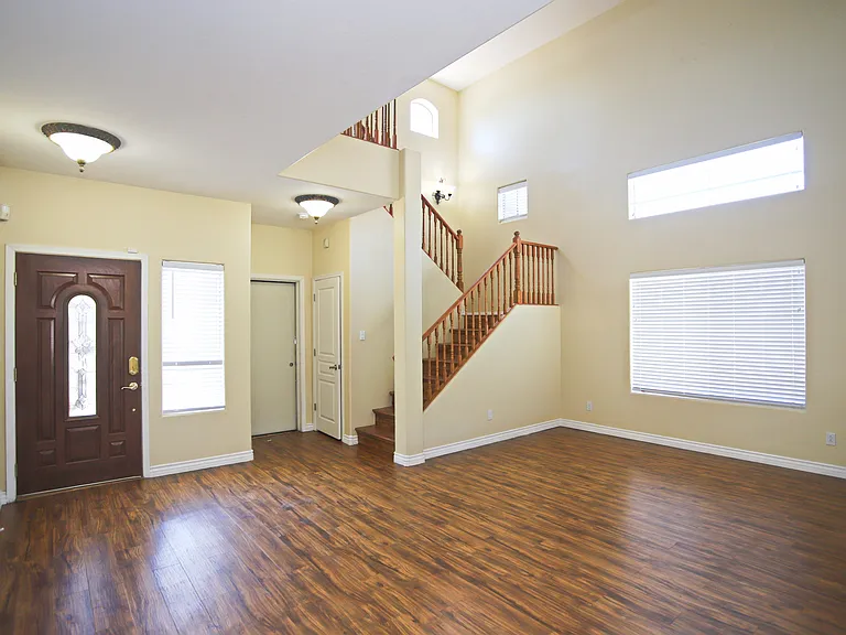 512 E Rainbow Dr — Photo 5