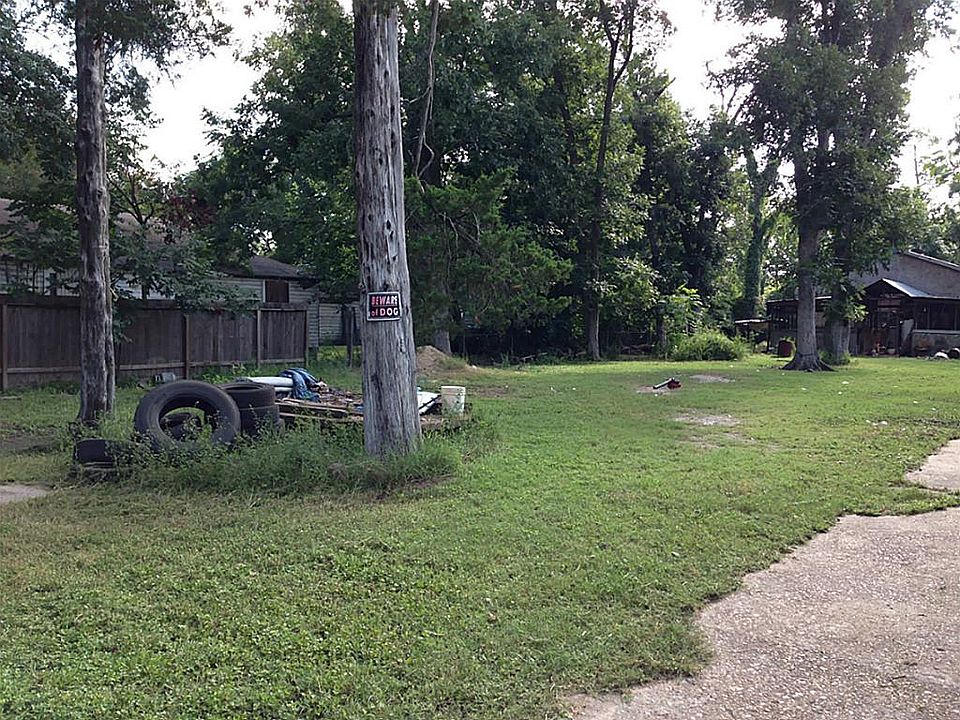 Almost half an acre of clear land with a Barn.