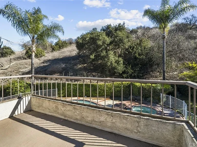 1056 Hooper Dr — Photo 3