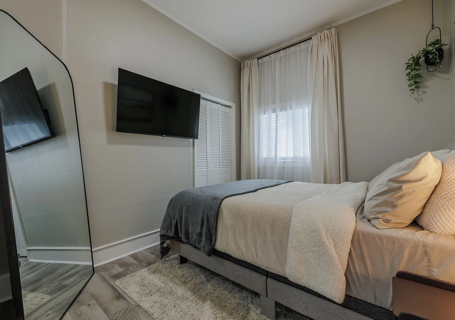 2 bed, 744 sqft, $2,000 — Photo 3
