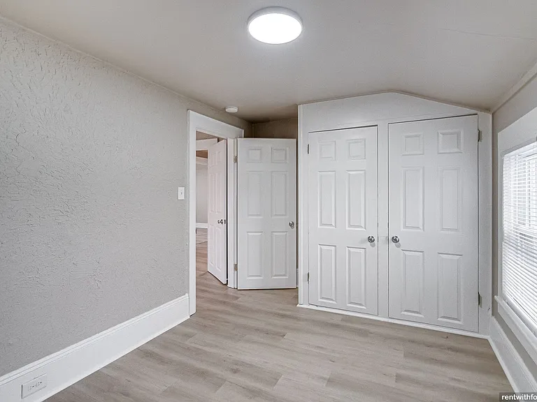 702 S Commercial St — Photo 14