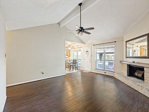 3rd image of 1615 Pecan Hollow St