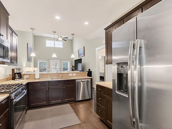 5th image of 800 Stonebriar St