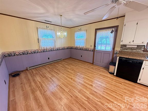 5th image of 2848 Wendell St