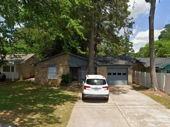 107 Berry Dr, Wake Village, TX 75501