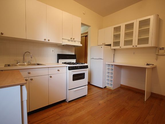 3rd image of 75 W 71st St APT 4b