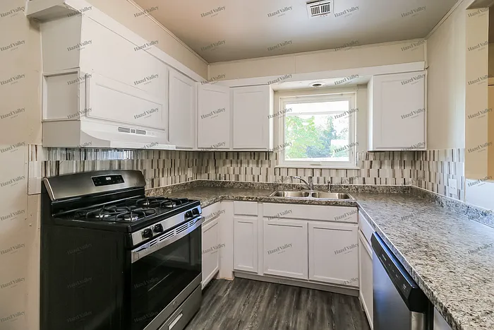 1020 Harold Dr — Photo 6
