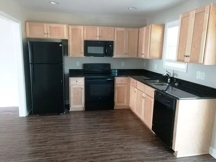 211 N Oak St #B — Photo 4