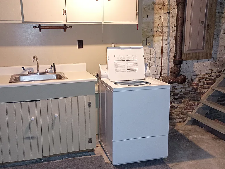Laundry room (basement)