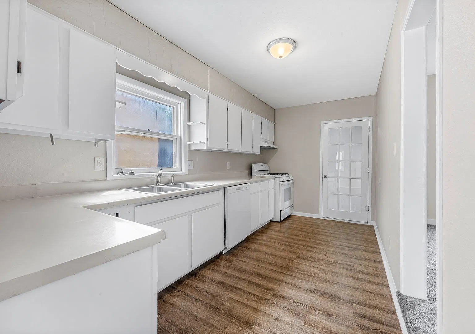 2 Bedroom with 3 Stall Attached Garage!! — Photo 3