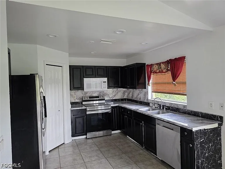 409 Hull Ave S — Photo 10
