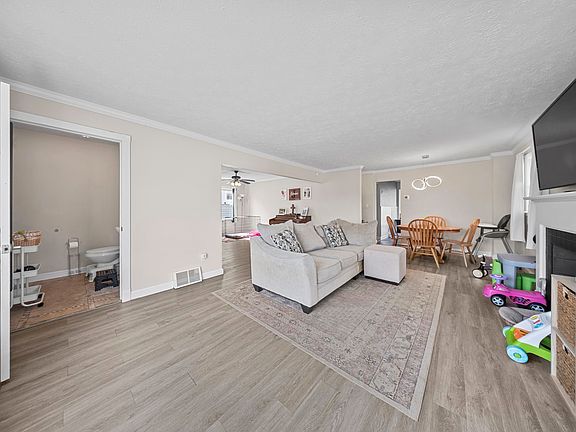 5th image of 828 N Norwood Rd