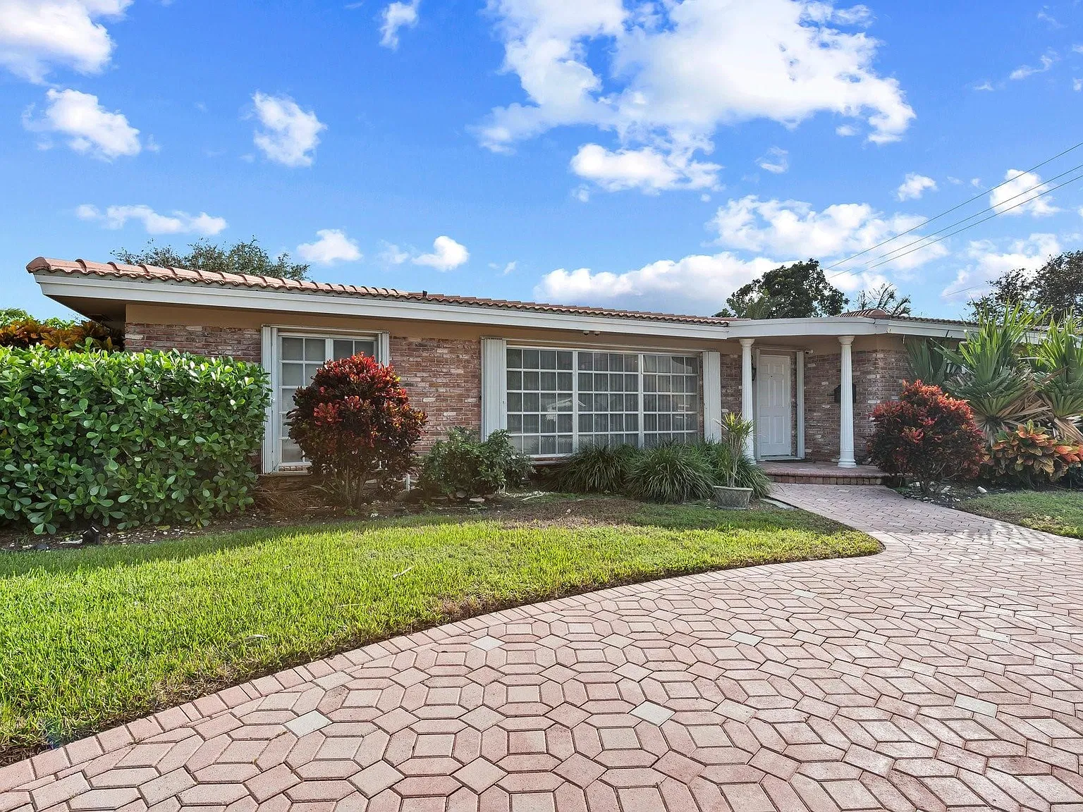 3 bed, 2.0 bath, 1948 sqft, $6,500 — Photo 3