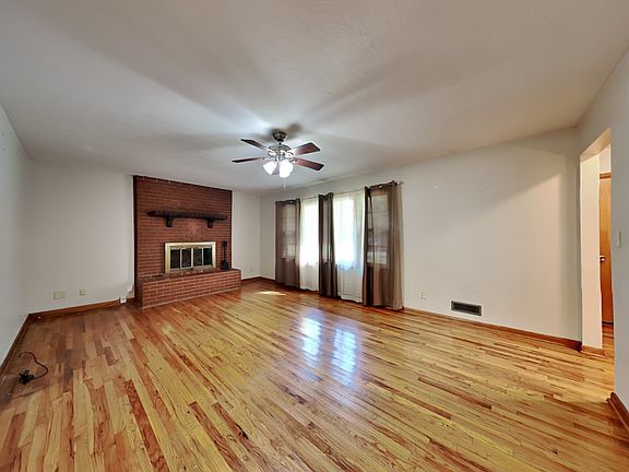 3rd image of 541 Lakeview Dr