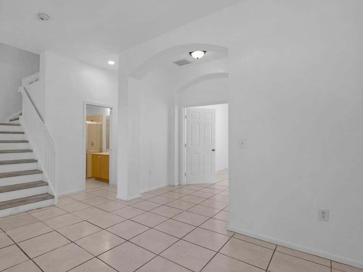 4 bed, 1908 sqft, $3,200 — Photo 2