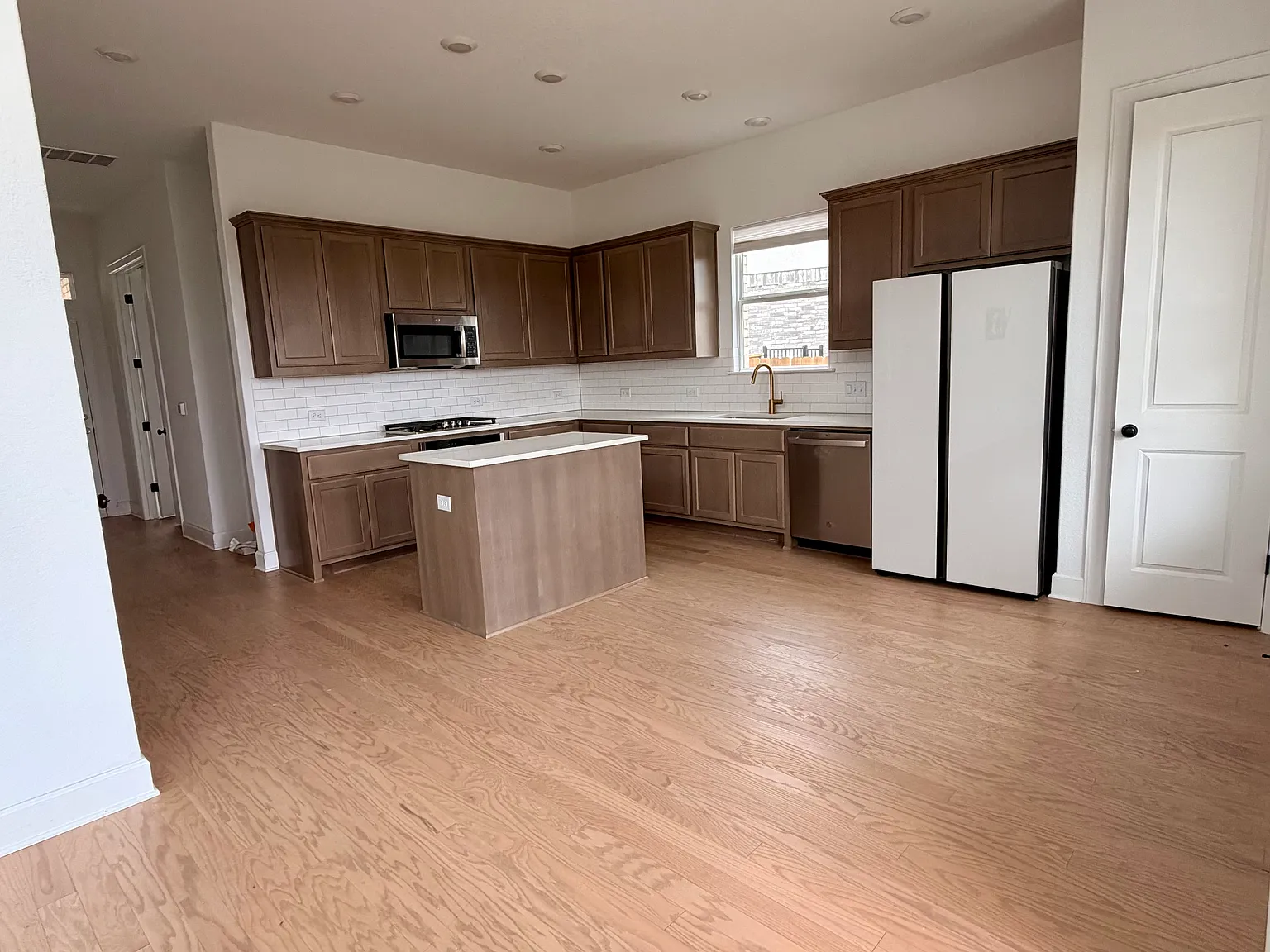 3 bed, 2.5 bath, 1863 sqft, $2,595 — Photo 2