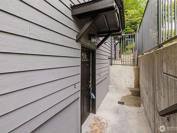 4th image of 819 Kitsap Street