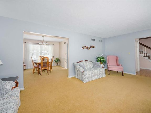4th image of 176 Pickwick Dr