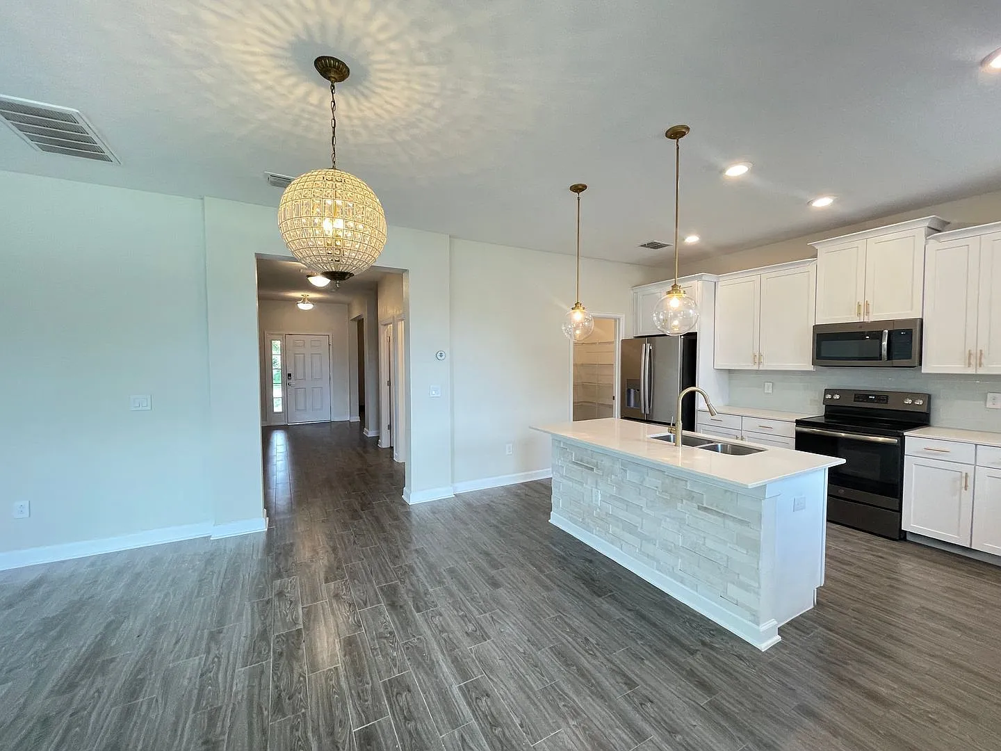 4 bed, 2.5 bath, 2683 sqft, $3,450 — Photo 4