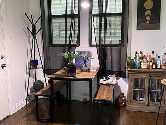 Dining area, mini bar.