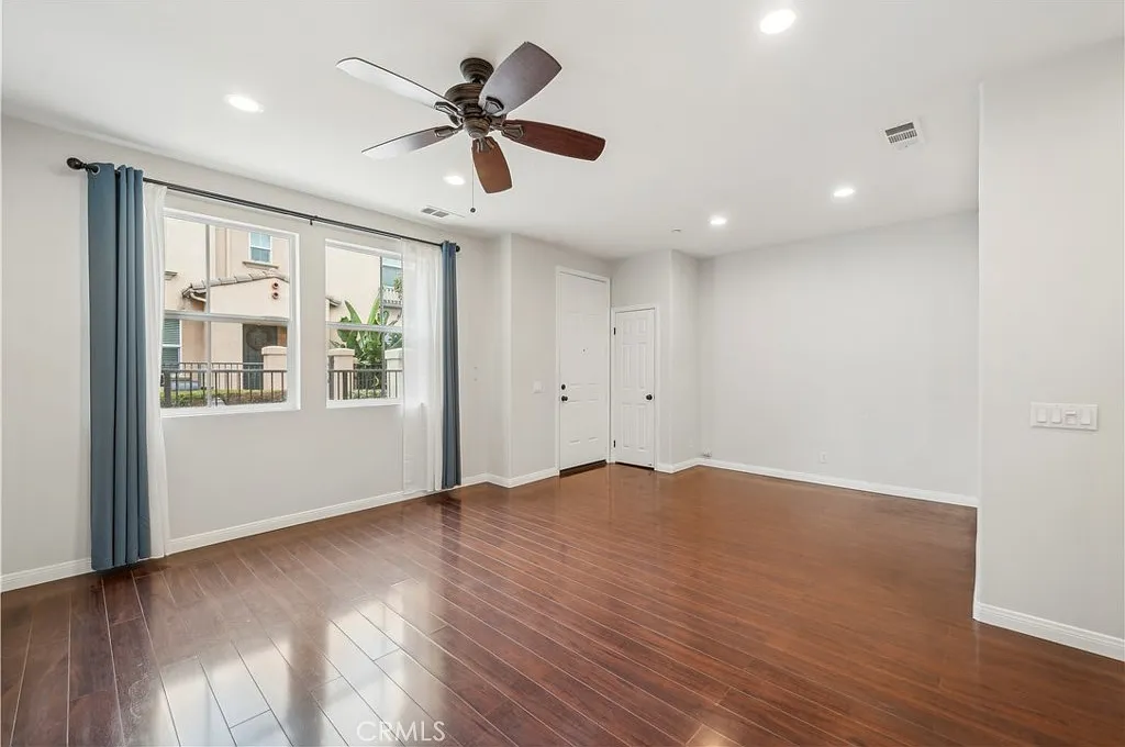 3 bed, 2.5 bath, 1346 sqft, $4,000 — Photo 3