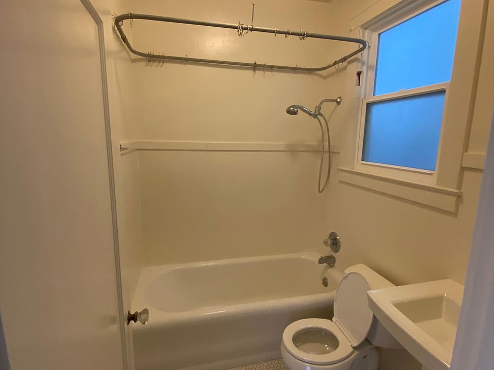 Bathroom with tub/shower