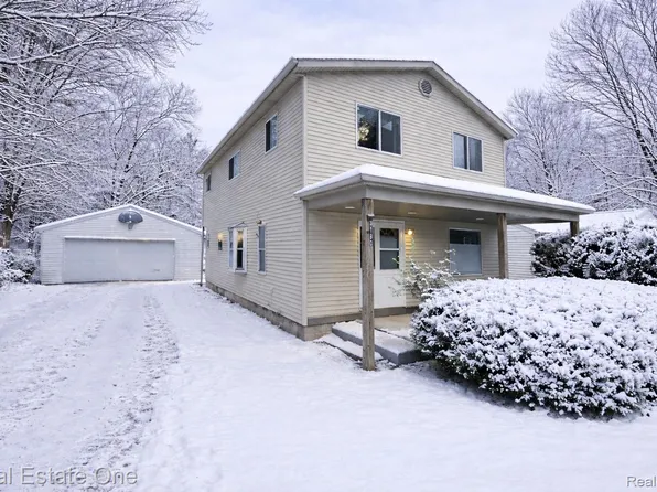 3180 Eastwood Dr, Rochester Hills, MI 48309