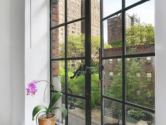 5th image of 315 E 43rd St #409