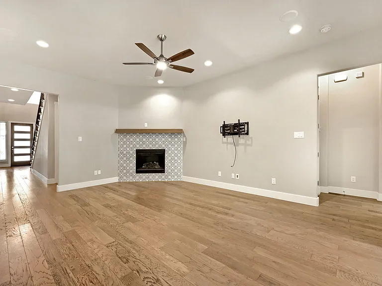 1806 Tucker St — Photo 7