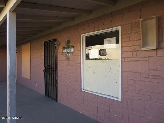 3rd image of 723 W 1ST Place