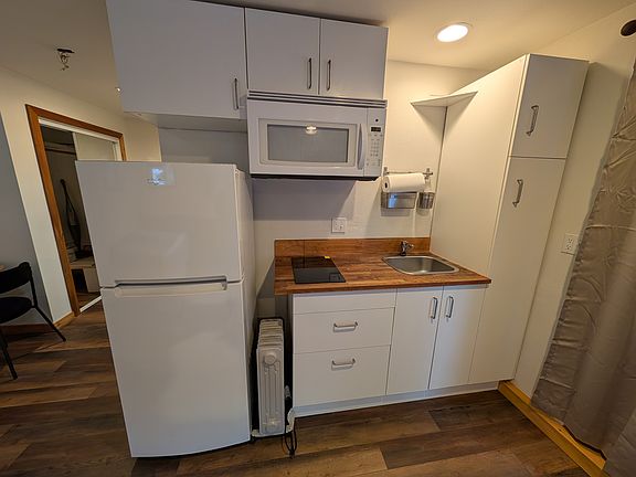 4th image of 1589 Sandy Way #A