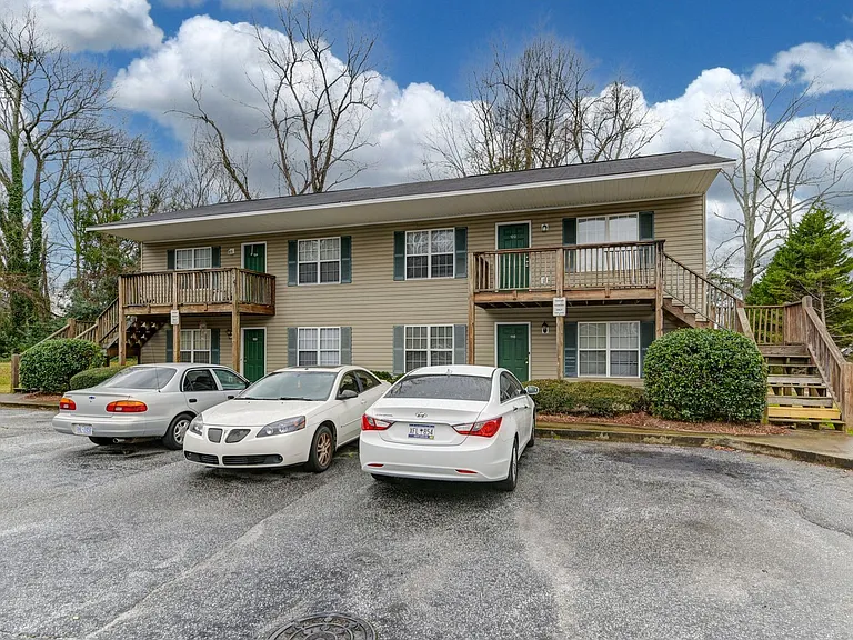 124 Hazelwood Ct — Photo 3
