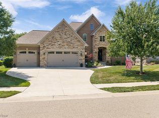 1136 Laurel Green Dr NE, North Canton, OH 44720