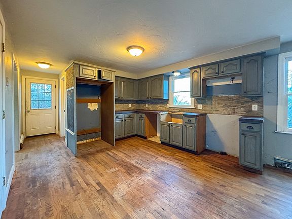 4th image of 111 Snow St