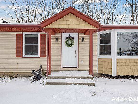 2nd image of 5045 Pine Island Dr NE