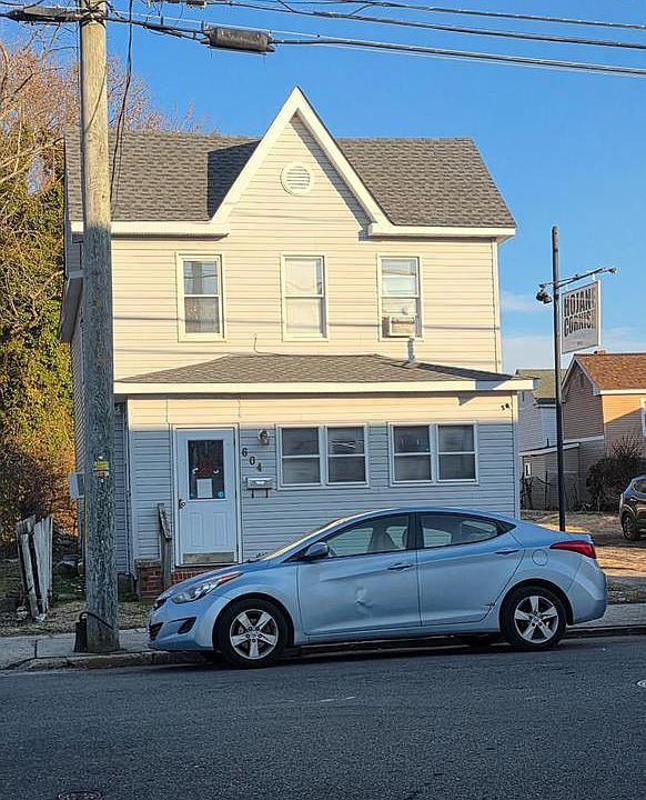 1st image of 604 Pine St